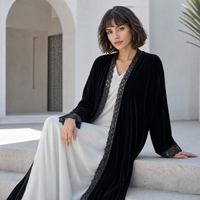 Abaya d'hiver modeste Loriya en velours avec bordure en dentelle exquise sur le devant et les poignets pour femmes musulmanes, abaya ouverte sur le devant avec dentelle pour l'Aïd