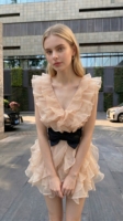 Robe plissée élégante rose pour femme avec décolleté en V profond, sans manches et ceinture noire, idéale pour les soirées