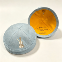 Kippa en lin bleu clair brodée motif violon personnalisé avec impression de texte intérieur pour la cérémonie de Bat Mitzvah – Fourniture souvenir