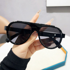 Gafas de Sol de Alta Calidad Unisex Anti-UV Antideslumbrantes Diseño Clásico Nuevo Diseño de Moda Ojos Rojos Cara Grande Delgada - Product Image 3