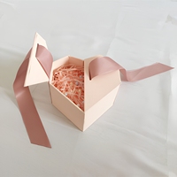 Kotak Hadiah Kardus Bentuk Hati Kecil Portabel dengan Pita Satin Lembut untuk Kemasan Hadiah Permen Ulang Tahun Valentine
