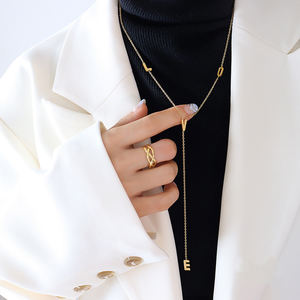 Collar con colgante de borla larga con carta de amor pequeña y compacta, cadena chapada en oro, joyería occidental - Product Image 3