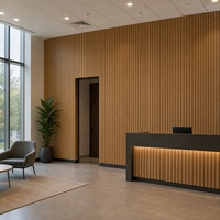 Panneau mural WYRAX WPC avec surface à profil rainuré et système d'assemblage facile par languettes et rainures pour un aspect bois brut, idéal pour les salles de conférence, les hôtels et les halls d'accueil