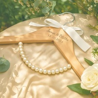 Lot de cintres de mariage stylisés en bois dur lisse de 38 cm/44,5 cm avec nœud papillon noir pour marié, idéal comme cadeau pour future mariée