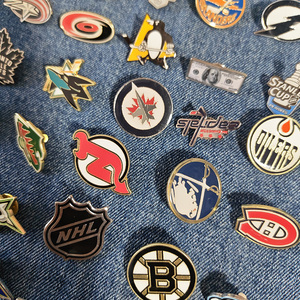 Nouvelle Arrivée Broche Logo Équipe de Hockey sur Glace NHL Élégante en Métal Thermolaqué, Badge de Col avec Lettrage pour Vêtements et Mode - Product Image 1