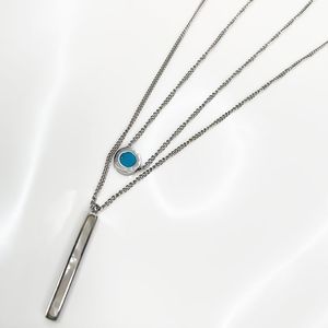 Collar de Placa Redonda de Oro de 14K para Mujer con Turquesa y Madreperla, Estilo Clásico con Cadena - Product Image 1