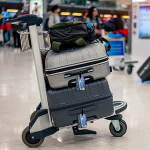 Étiquette de bagage de luxe en PVC souple personnalisée OEM, étiquette d'identification avec logo personnalisé, étiquette de valise de voyage, accessoires de sac personnalisés, résistante à l'eau - Product Image 6