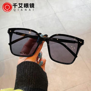 Gafas de sol Qianai para mujer, montura de PC, lentes con protección UV400, remaches de puntos, estilo cuadrado extragrande para conducir - Product Image 1