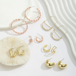 Boucles d'oreilles Huggie géométriques en alliage de zinc pour femme, bijoux fantaisie, design minimaliste irrégulier en forme de C, boucles d'oreilles tendance - Product Image 1