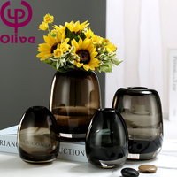 Fabrik Großhandel eiförmige schmale Mundglas Blumenvase Bernstein graue Farbe mit silbernem unteren Rand für Hochzeiten Niedriger Preis