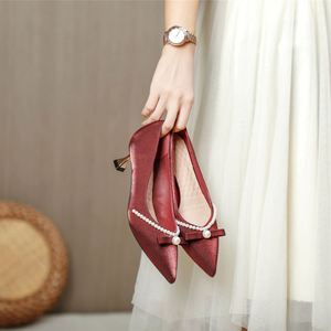 Chaussures de mariage rouges pour femmes, nouvelle collection 2026, style français, en satin de soie, à bout pointu, à enfiler, avec nœud perlé, talons moyens étroits - Product Image 4