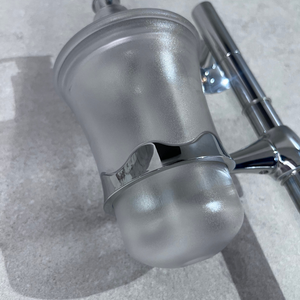 Support mural pour accessoires Solmet avec porte-savon intégré, en métal chromé laqué et verre acrylique givré, style minimaliste moderne - Product Image 2