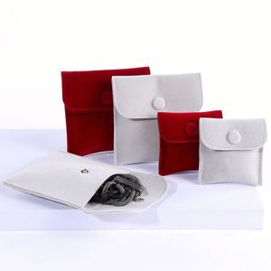 Sacs à bijoux en velours avec bouton pression personnalisé 7*7cm, sacs cadeaux de luxe pour petits bijoux, vente chaude, pochettes à bijoux en microfibre en stock - Product Image 3