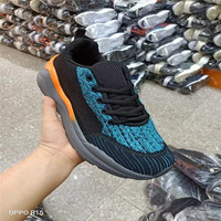 Vente en gros de chaussures d'été en maille respirante bon marché Chaussures minces de sport et de loisirs pour hommes Stock de chaussures pour adultes