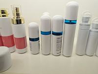 Bouteilles et pots cosmétiques en PET métallisé, fournis directement par l'usine, avec double couvercle anti-poussière, vaporisateur, crème, couleurs pastel multiples, recharge pour soins de la peau