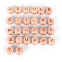 Personnalisé 10MM 12MM Laser Gravé Dés Bois Couleur Hêtre Carré Cube En Bois Anglais Alphabet Lettre Perles Avec Trou