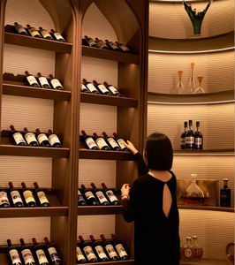 Armoire à vin en bois sur mesure avec éclairage LED, élégante pour bar à domicile, intérieurs de luxe - Product Image 2