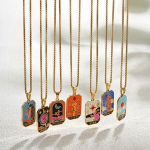 قلادة عصرية بتصميم بطاقة التارو مع شمس وقمر مطلية بالمينا للنساء، قلادة أنيقة بتصميم عتيق من الفولاذ المقاوم للصدأ - Product Image 1