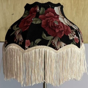Abat-jour en tissu floral noir vintage, franges en crème, style rétro, fait main, écologique, lampe de table décorative, décoration d'intérieur - Product Image 3
