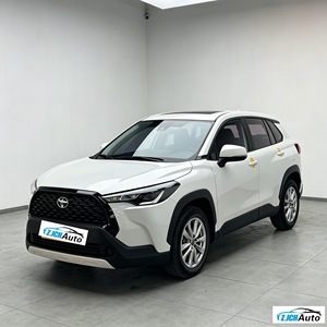 Le SUV le plus vendu et le plus économique, <span class=keywords><strong>Toyota</strong></span> Corolla <span class=keywords><strong>Cross</strong></span> 2024 2.0L CVT Pioneer Edition, présente un intérieur luxueux et sombre. - Product Image 3