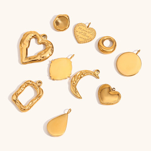 Afirmaciones con Textura Dorada |   Charm de Acero Inoxidable Chapado en Oro PVD 8K |   Colgante con diseño de sol, reina, símbolo feminista, mamá y planta - Product Image 3