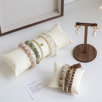 Support de présentation de bijoux en velours avec design de petit coussin pour organiser les bracelets et les montres