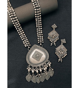 Ensemble collier et boucles d'oreilles en argent élégant pour femmes avec un éclat intemporel, design luxueux pour les occasions spéciales, la mode quotidienne, les fêtes et les cadeaux - Product Image 4