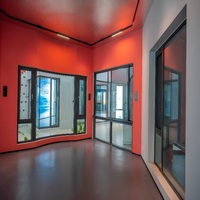 Fenêtre moderne à ouverture oscillo-battante avec cadre en aluminium, offrant une ventilation par ouverture intérieure et une ouverture complète pour un nettoyage facile