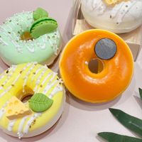Jouet de décompression créatif en forme de macaron et de beignet, en matériau PU à rebond lent, à pincer, mignon, simulation d'aliments (crème, fruits, pain)