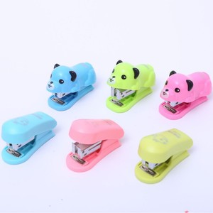 Mini grapadora para estudiantes, diseño de animales adorables, plástico, manual, 23/15 grapas, tamaño pequeño portátil con opciones de colores. - Product Image 5