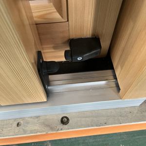 דלת הזזה למרפסת מבודדת רעשים מודרנית מבית Penjoy עם משטח זכוכית ומנגנון הרמה - Product Image 4