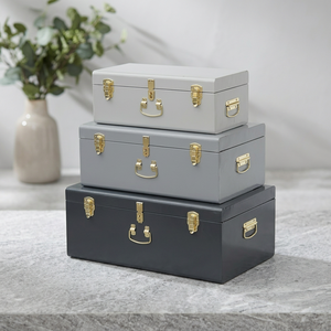 Ensemble de 3 coffres de rangement en bois empilables pour la décoration de la maison, gris, avec couvercles et poignées et loquets dorés - Product Image 1
