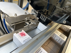 Machine d'étiquetage automatique à double tête pour les lignes d'emballage de canettes cylindriques - Product Image 4