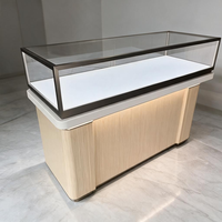 Vitrine de présentation de bijoux de luxe avec base en bois foncé, plaque de protection en métal argenté, deux compartiments, verre trempé, serrure de sécurité
