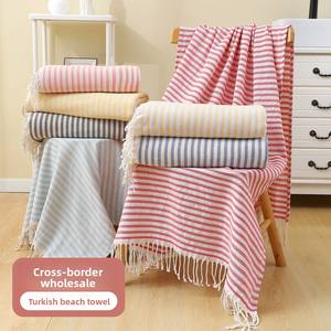 Vente en gros Serviette <span class=keywords><strong>de</strong></span> <span class=keywords><strong>bain</strong></span> épaissie européenne américaine avec pompon Serviette <span class=keywords><strong>de</strong></span> plage turque élargie transfrontalière pour la protection solaire extérieure - Product Image 2