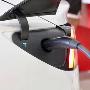 Borne <span class=keywords><strong>de</strong></span> <span class=keywords><strong>recharge</strong></span> murale pour véhicules électriques 11,5 kW 48A NACS, IP66 avec écran couleur. Compatible avec <span class=keywords><strong>Tesla</strong></span>, Ford, Rivian, GM - Product Image 1