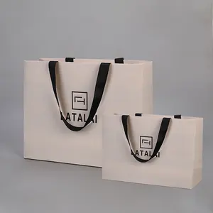 Kolları ile giyim beyaz kağıt çanta için lüks kaliteli hediye keseleri ambalaj kağıdı özelleştirilmiş kağıt torba