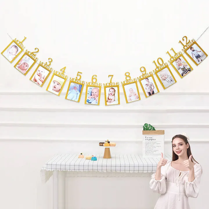 Berdandan spanduk ulang tahun pertama bayi Anda dapat ditempatkan di dinding foto
