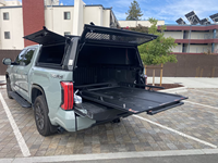 Hardtop étanche en aluminium pour camionnette avec verrou de hayon, boîte de rangement intégrée, feu stop et panneaux MOLLE personnalisables