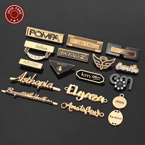 Étiquettes personnalisées en métal 3D avec logo en relief JACK FANG pour vêtements, forme drapeau - Product Image 1