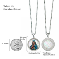 Pendentif en nacre peinte à la main avec la Sainte Mère de Dieu, base en coquillage naturel, acier inoxydable, article catholique