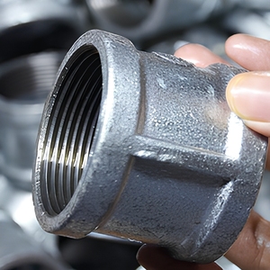 Raccord de tuyauterie fileté femelle en fonte malléable galvanisée, réducteur de diamètre (grande-taille vers petite-taille) pour raccordement de conduites d'eau chaude - Product Image 4