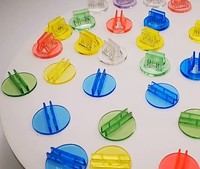 Numéros de table, étiquettes de prix, menus, étiquettes, porte-cartes en plastique translucide, bases miniatures, clips en carton transparent, supports pour cartes de jeu