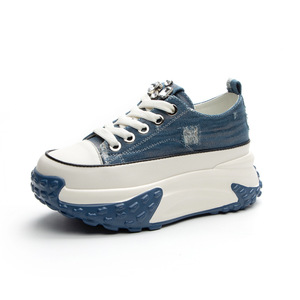 Zapatillas blancas de mezclilla para mujer, modernas y versátiles, con suela gruesa retro, adecuadas tanto para estilos casuales como deportivos. - Product Image 1