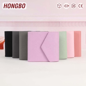 Meilleures ventes de pochettes à texture litchi Etsy pour femmes comme enveloppes de reliure avec inserts en papier, feuille de mouche et fermeture éclair disponibles - Product Image 1
