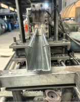 Porte coulissante industrielle robuste avec petite porte, panneau isolé de 75 mm, galvanisé, pour entrepôt et usine