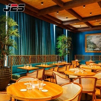 Ensemble de mobilier de restaurant moderne J2S avec banquettes en tissu et canapés lounge, tables basses en bois massif pour hôtels, cafés et bars