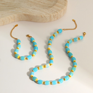 Pulsera de cuentas de cerámica azul degradado multicolor de Nepal, collar de mujer estilo bohemio para vacaciones en la playa, inspirado en la dopamina - Product Image 1