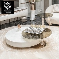 Table basse de luxe moderne en acier et blanc laqué brillant avec pieds en cristal, personnalisable pour les intérieurs de villas et d'hôtels, ensemble design