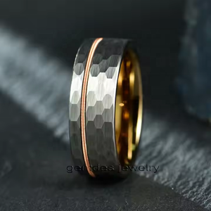 Gentdes Sieraden Klaar Om Te Verzenden 8Mm Gehamerde Gitaarsnaar Inlay Roségouden Wolfraam Herenringen - Product Image 2